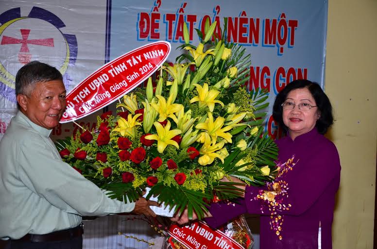 ថ្នាក់ដឹកនាំបណ្ដាតំបន់ជូនពរសហគមន៍គ្រិស្តសាសនិកក្នុងឱកាសបុណ្យណូអែល ២០១៤